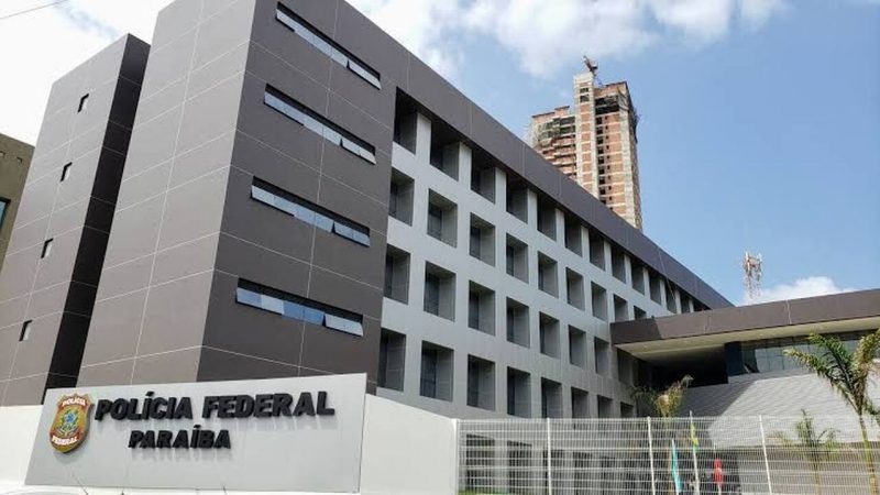 PF flagra eleitor filmando voto e outro distribuindo ‘santinhos’
