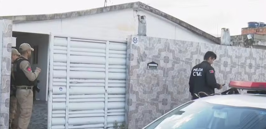 Casal é encontrado morto dentro de casa, em JP