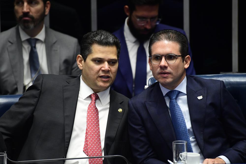 Flávio Bolsonaro avisa ao Centrão que não apoiará recondução de Motta e Alcolumbre