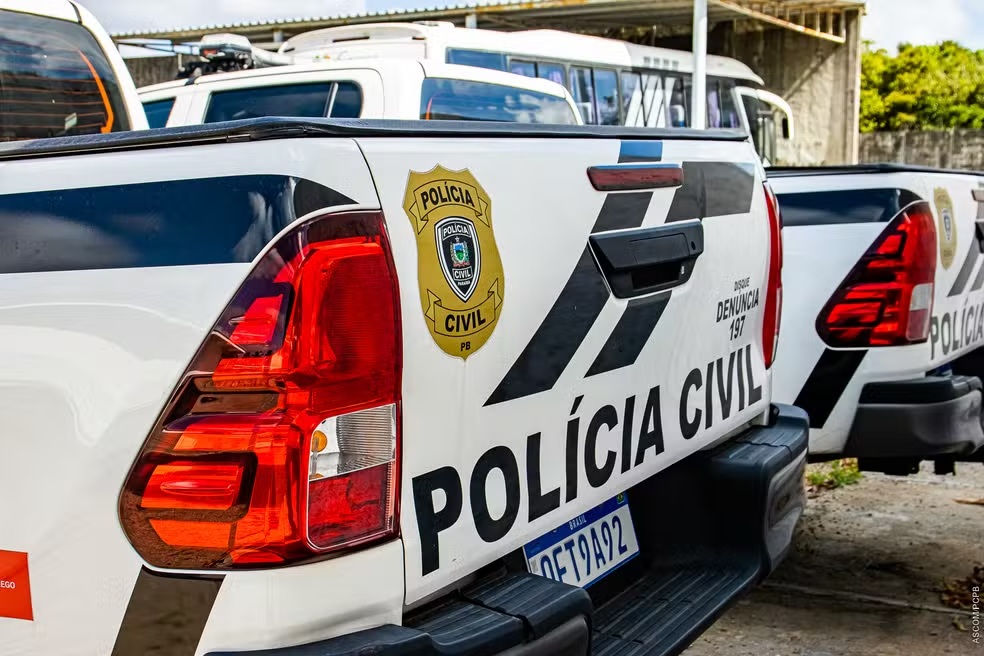 Homem rouba carro com família dentro, faz cinco pessoas reféns e morre em troca de tiros com a polícia, na PB