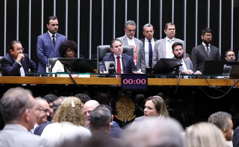 Centrão mantém bloco e apoia reeleição de Hugo Motta na Câmara