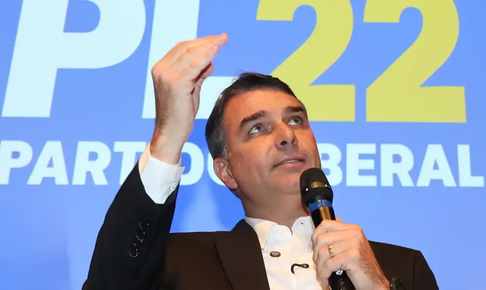 Flávio Bolsonaro impõe condições para aceitar desafio de Lula sobre sigilo
