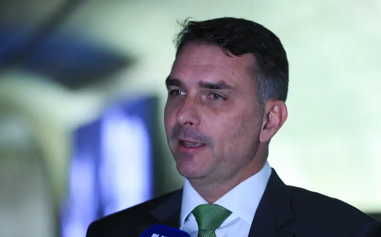 Flávio Bolsonaro altera carta e abandona título de ‘presidente eleito’ para ‘líder’ do Brasil